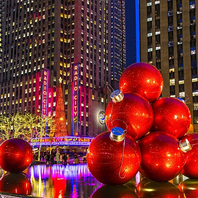 New_York_Christmas_Red_Balls.jpg